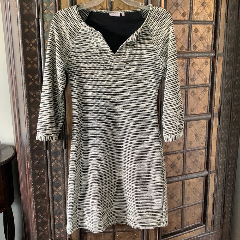 Ellie Kai knit V-neck dress w/stripes. Black & Cream, Sz 2
